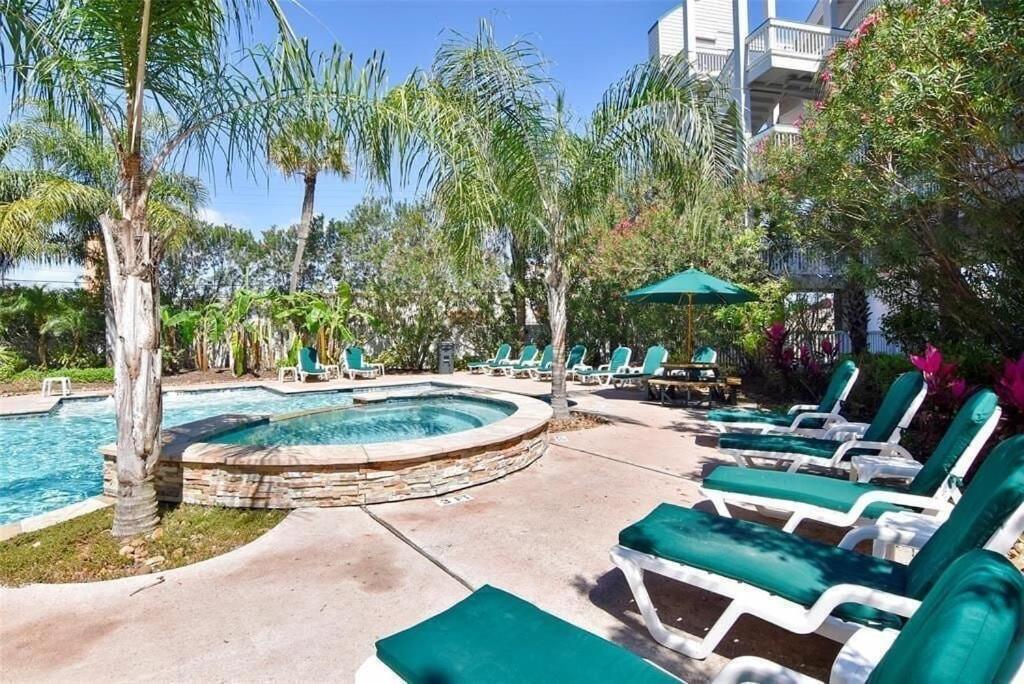 Sun Splashed Condo! Steps To Beach And 2 Pools Galveston Island Exterior foto