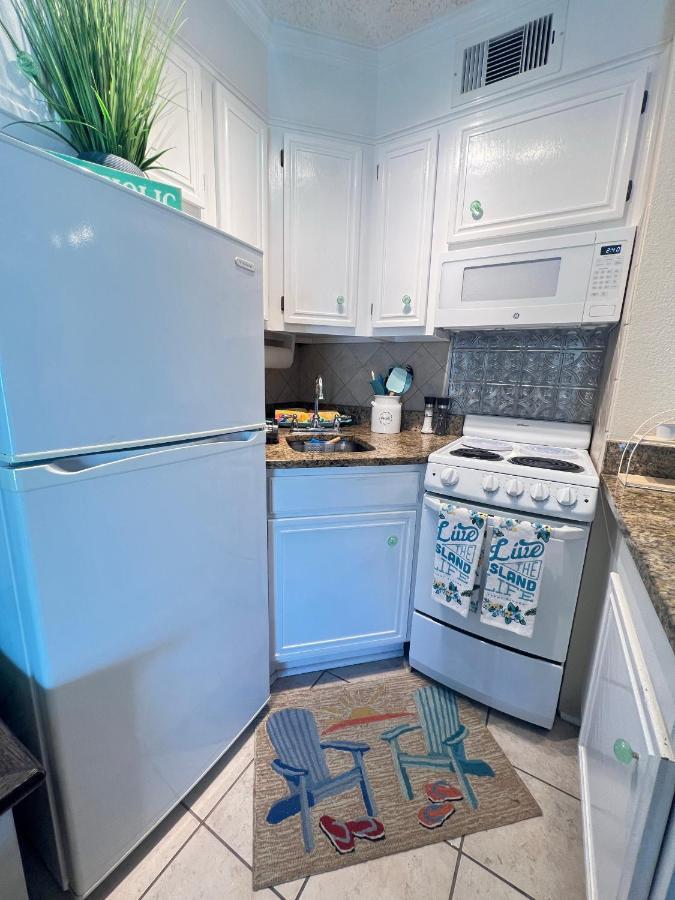 Sun Splashed Condo! Steps To Beach And 2 Pools Galveston Island Exterior foto